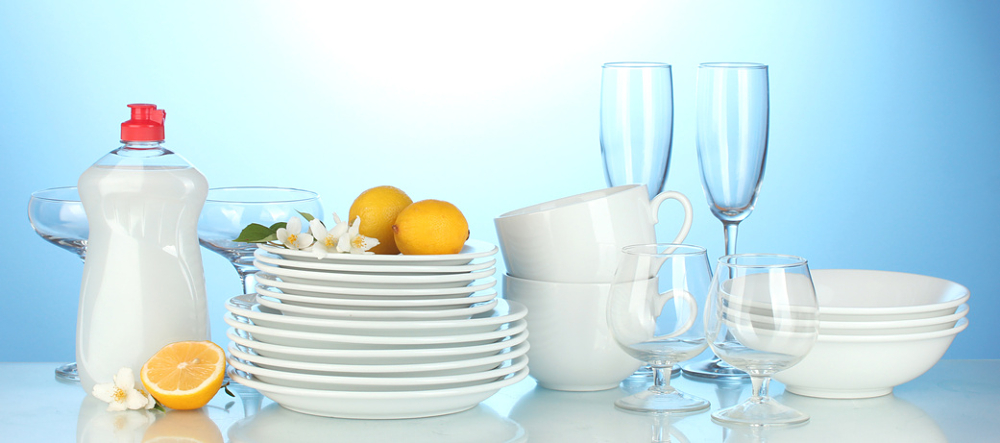 Composition avec vaisselle propre et produits d'entretien