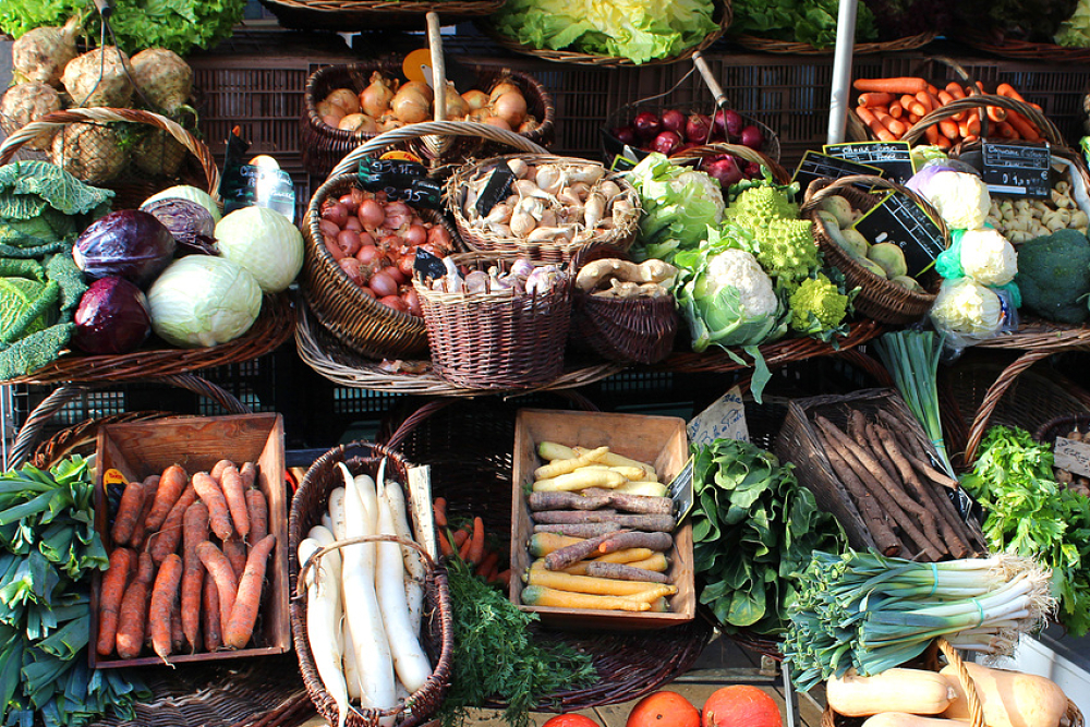 Étal de légumes d'hiver disposés dans différents paniers