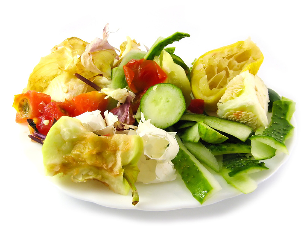 Assiette remplie d'épluchures et de restes de fruits et légumes