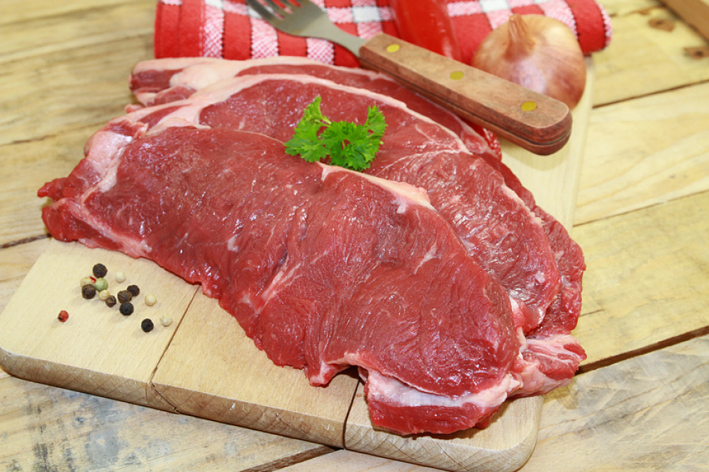 Filets de viande posé sur une planche à découper