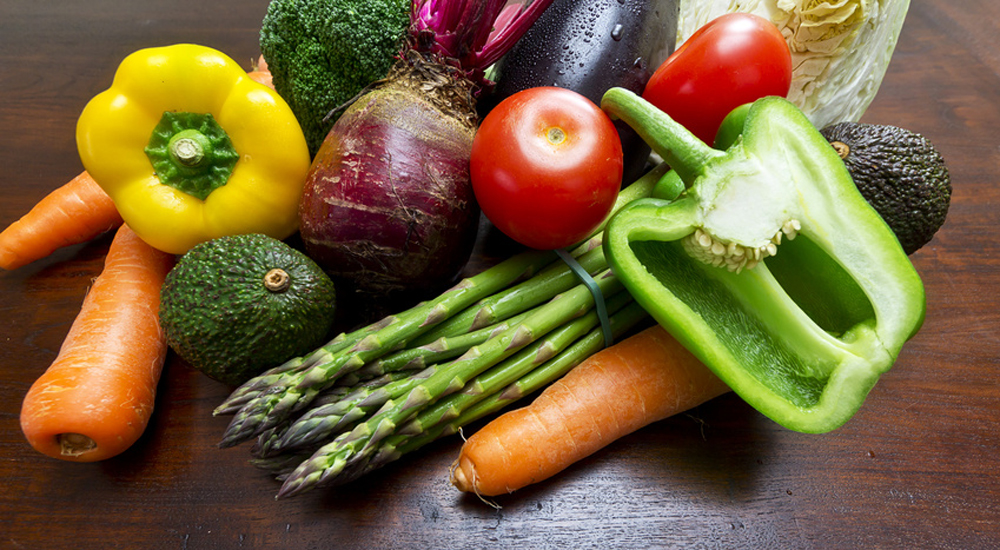 fruits et légumes posés sur une table