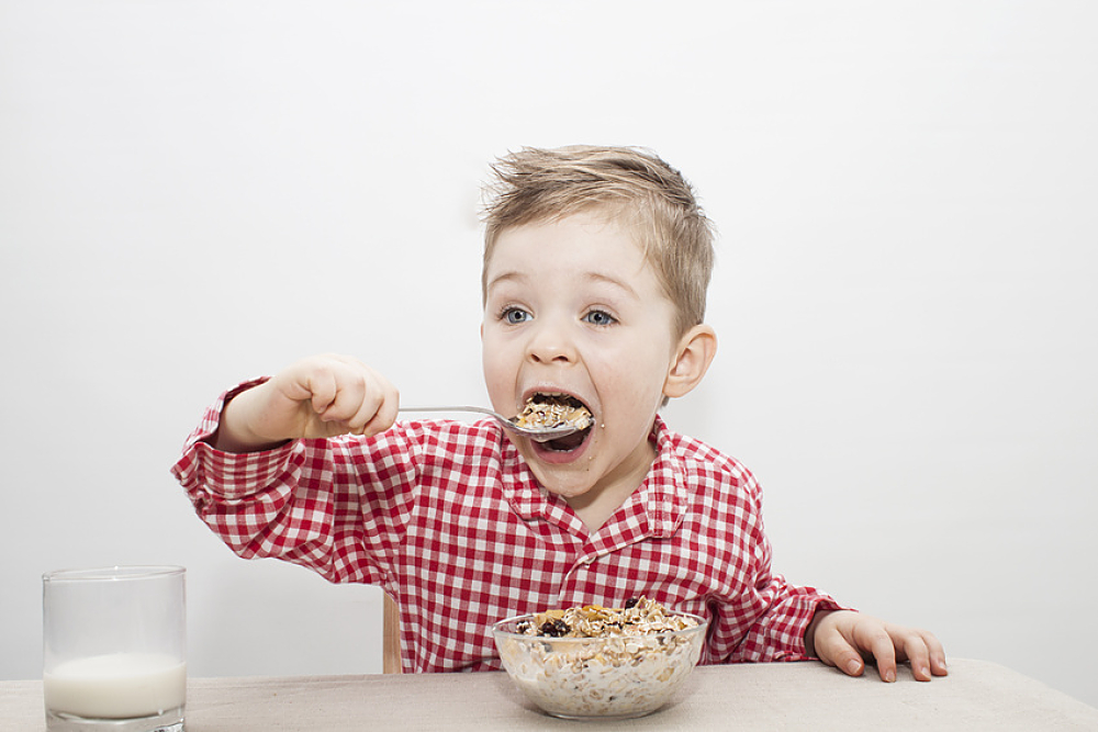 Enfant En Bas âge Fatigué Avec Le Bol De Céréale De Petit Déjeuner Image  stock - Image du caucasien, espace: 58034715