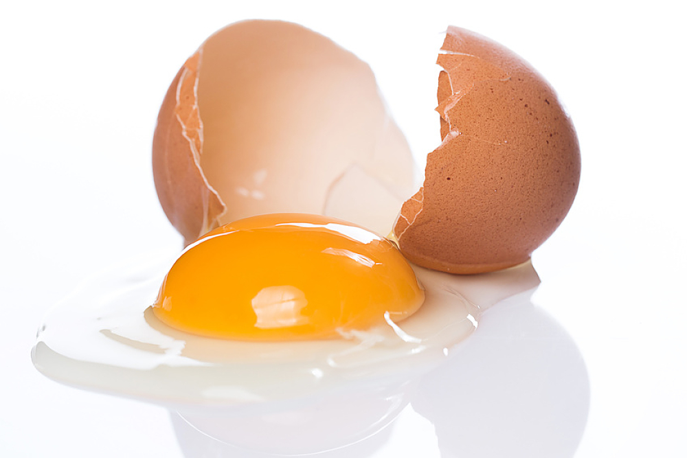 Oeuf cassé se déversant