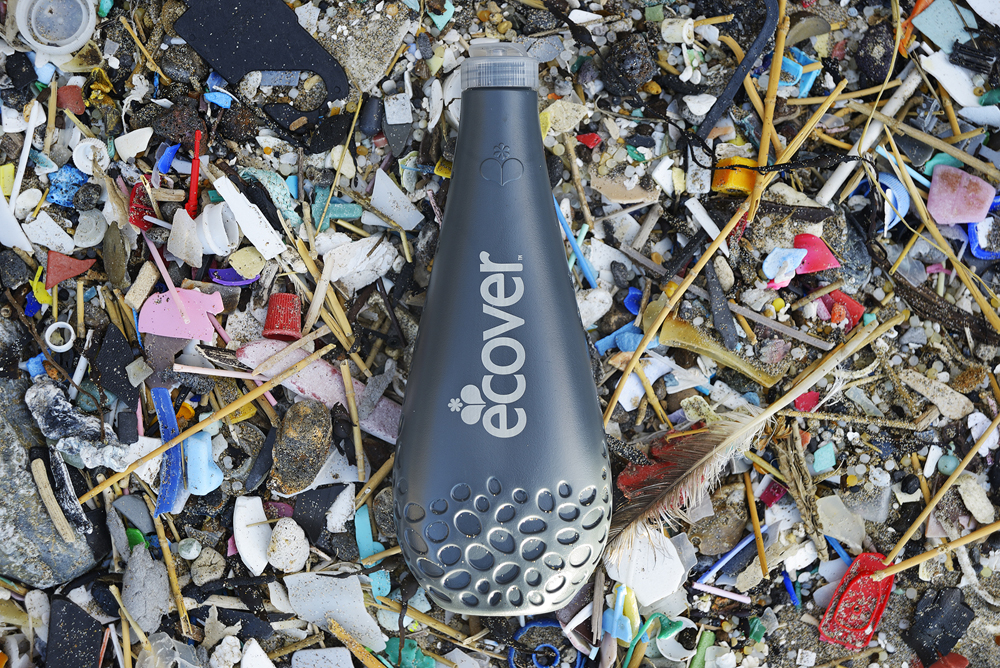 Bouteille Ecover au milieu d'un tas de déchets