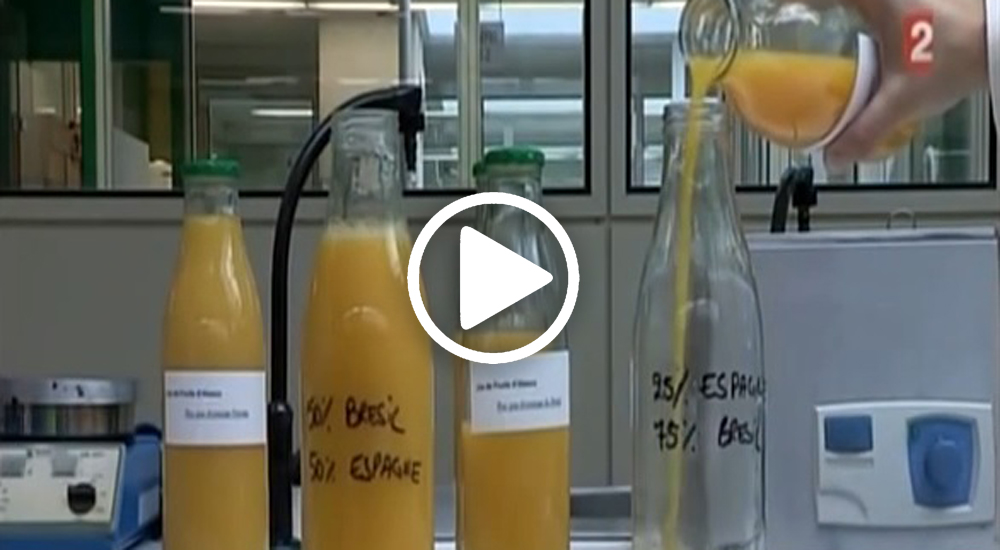 Plusieurs bouteilles de jus d'orange en train d'être analysées en laboratoire