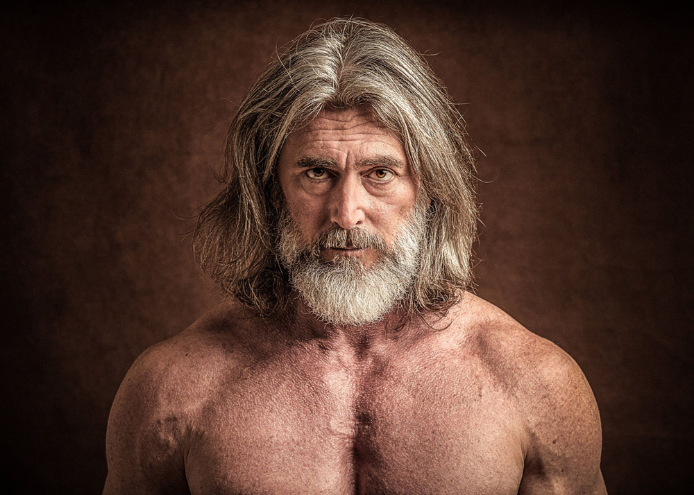 Gilles Lartigot torce nue devant la caméra