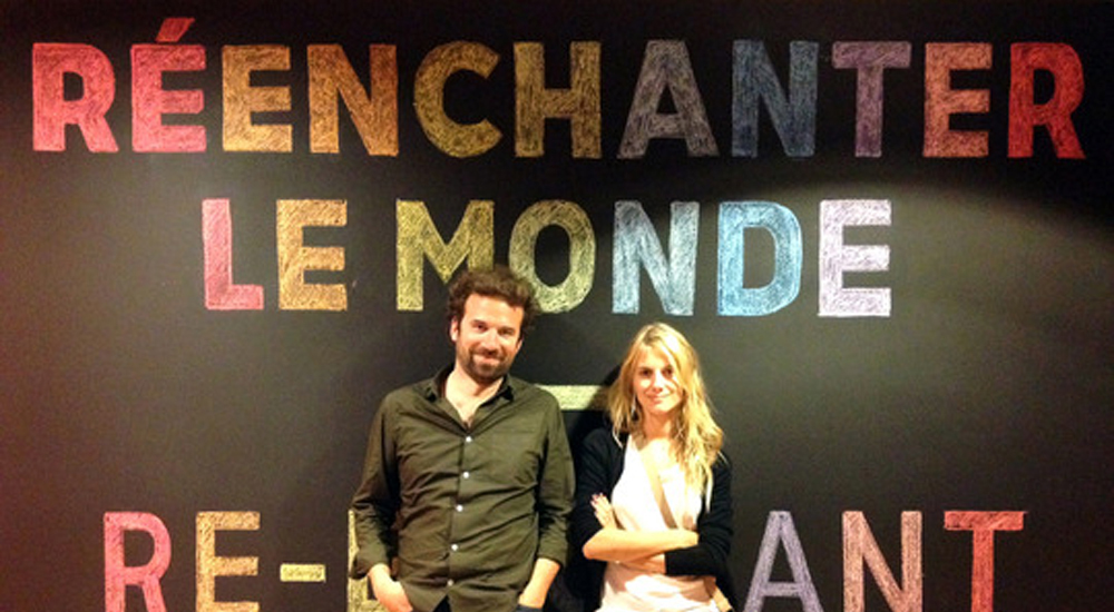 Cyril Dion et Mélanie Laurent posent devant un message 