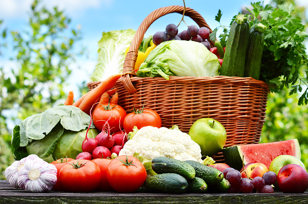 Panier rempli de fruits et légumes d'été