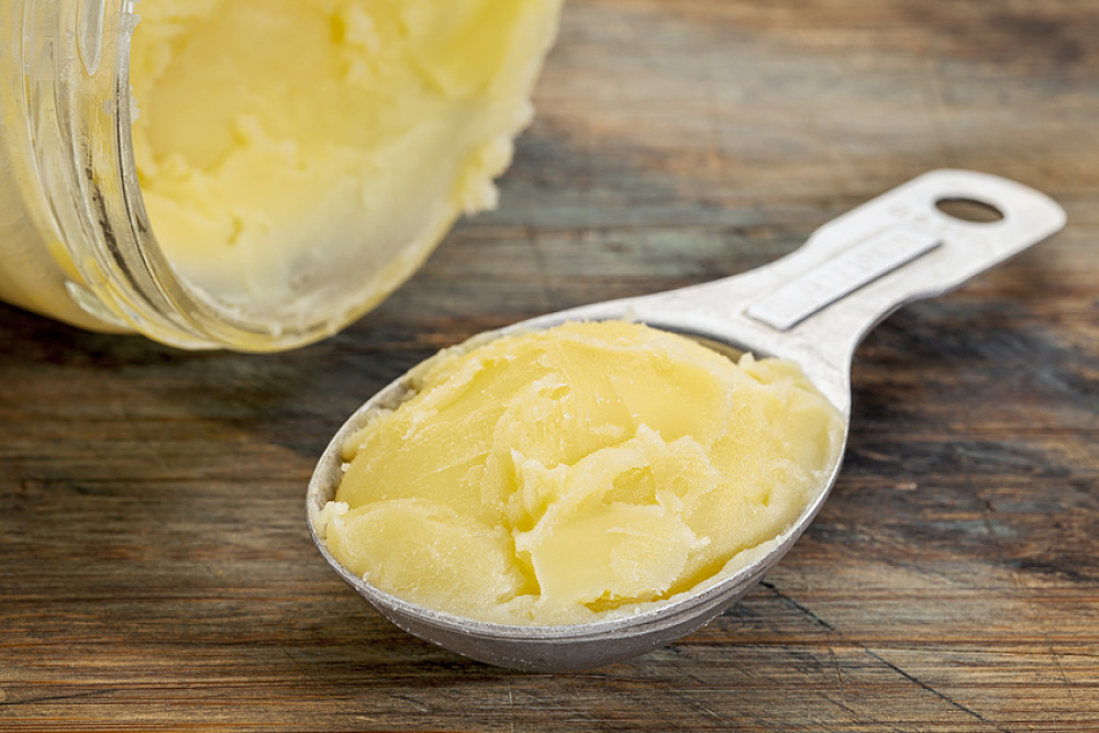 pot et cuillère de ghee, beurre clarifié indien