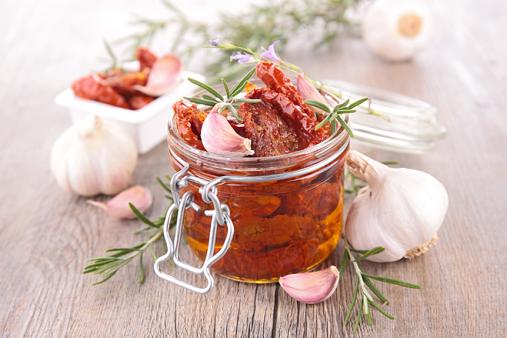 Bocal de tomates séchées, ail et romarin