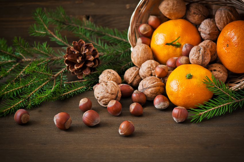 Orange et fruits secs déposés sur une jolie table