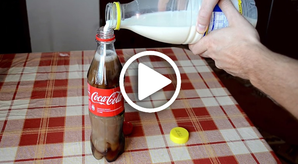 Un bouteil de Coca et un litre de lait sont posés sur une table
