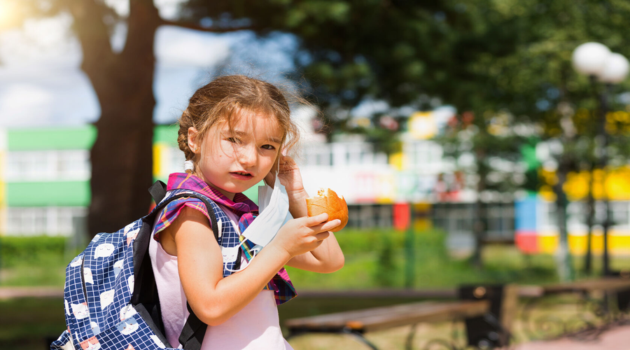 petite fille, masque, cartable, cours d'école