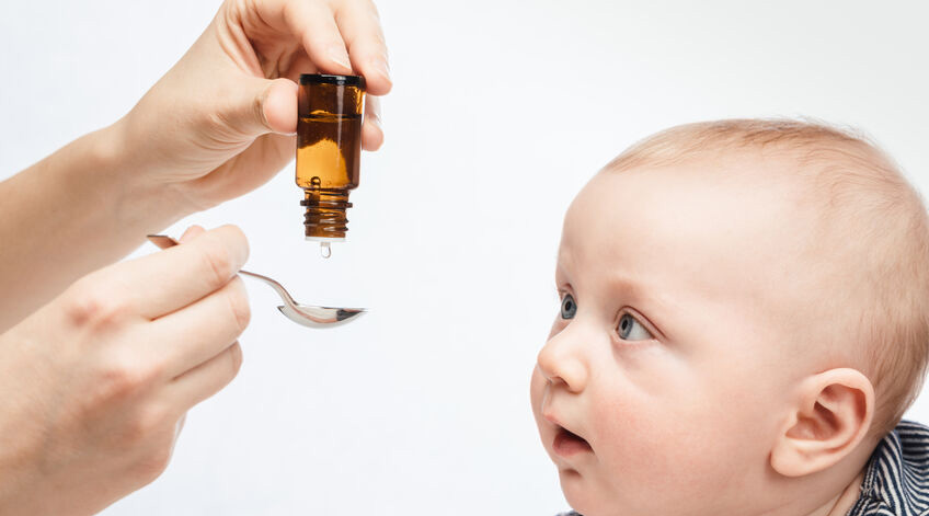 enfant, verre de lait, salade, pomme