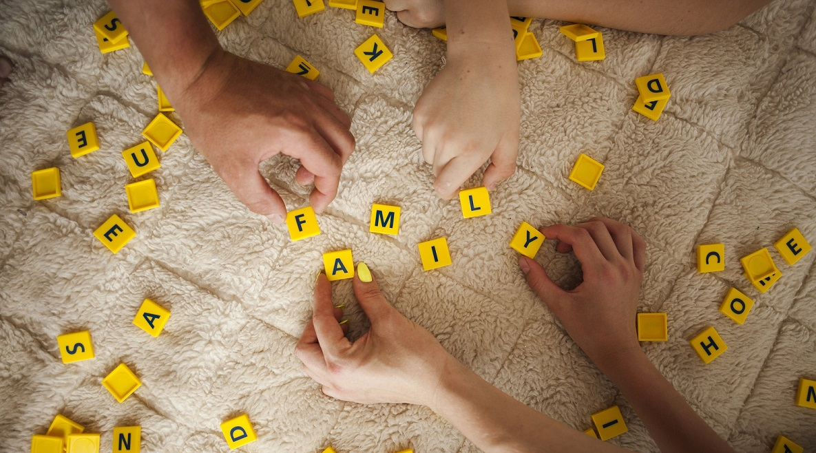 Jouer en famille : les bienfaits des jeux de société - Blog Hop'Toys