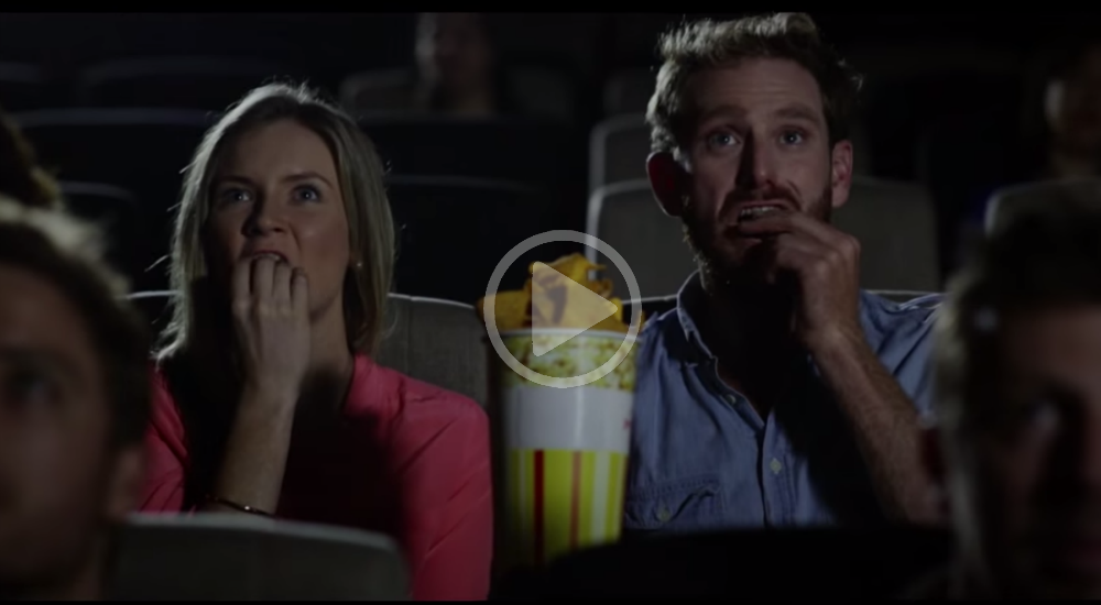 Homme et femme mangeant des chips Doritos