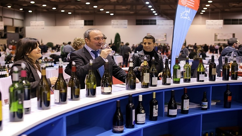 Dégustation de vin au salon Millésime Bio de Montpellier