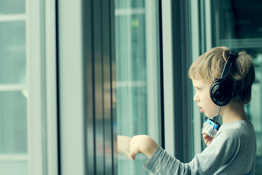 Enfant autiste devant une vitre