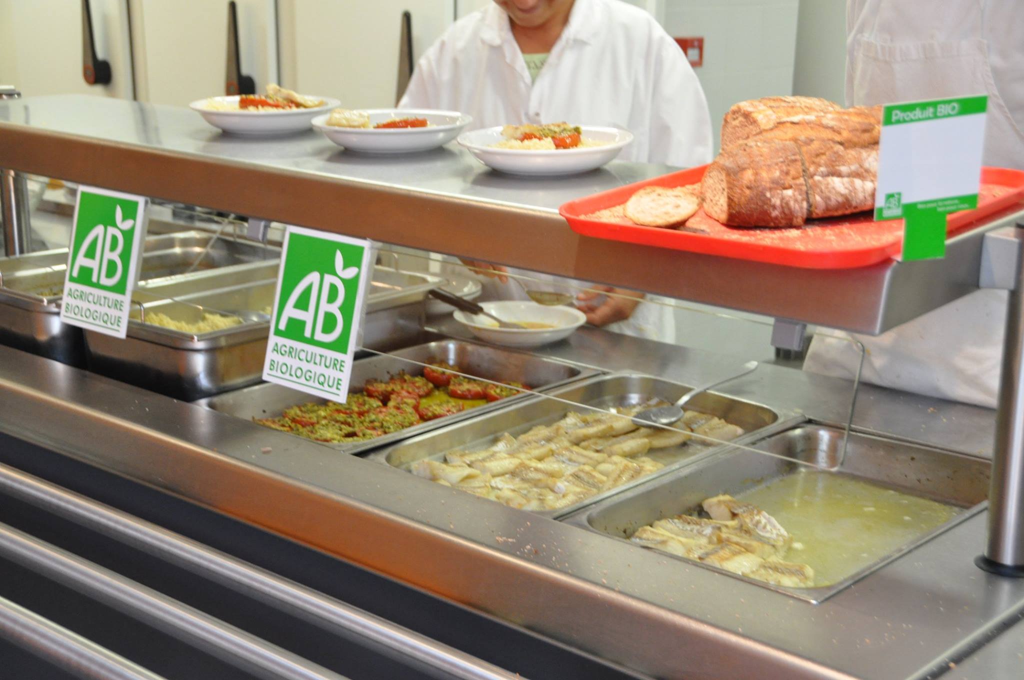 Plats affichés bio dans une cantine scolaire