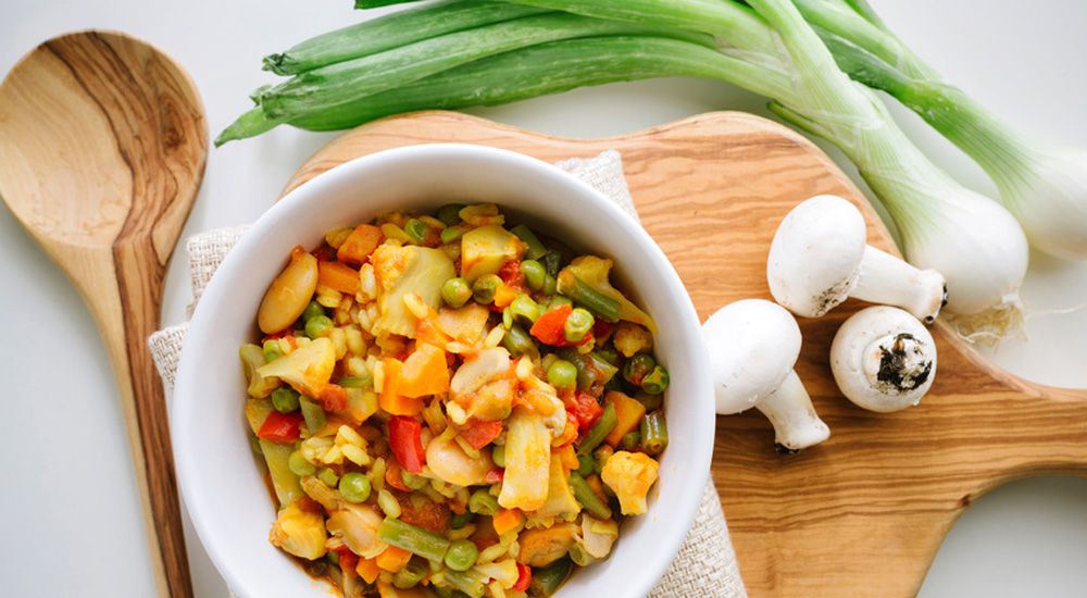 Plat de légumes posé sur une planche en bois