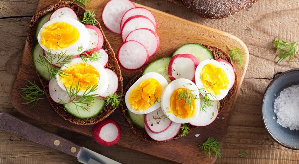 Tartines d'œufs et de légumes