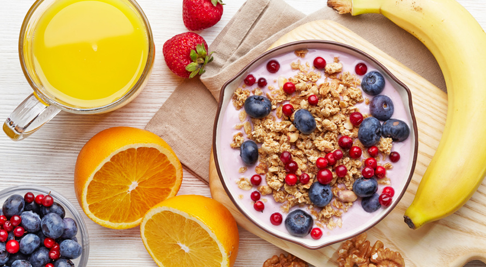 Petit déjeuner classique vue du dessus