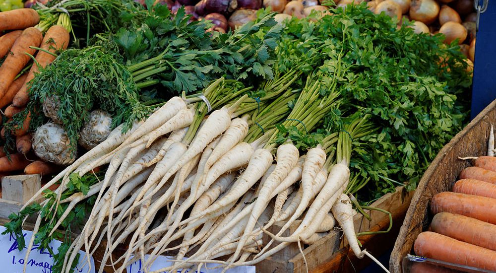 Bottes de persil tubéreux sur un étal de marché