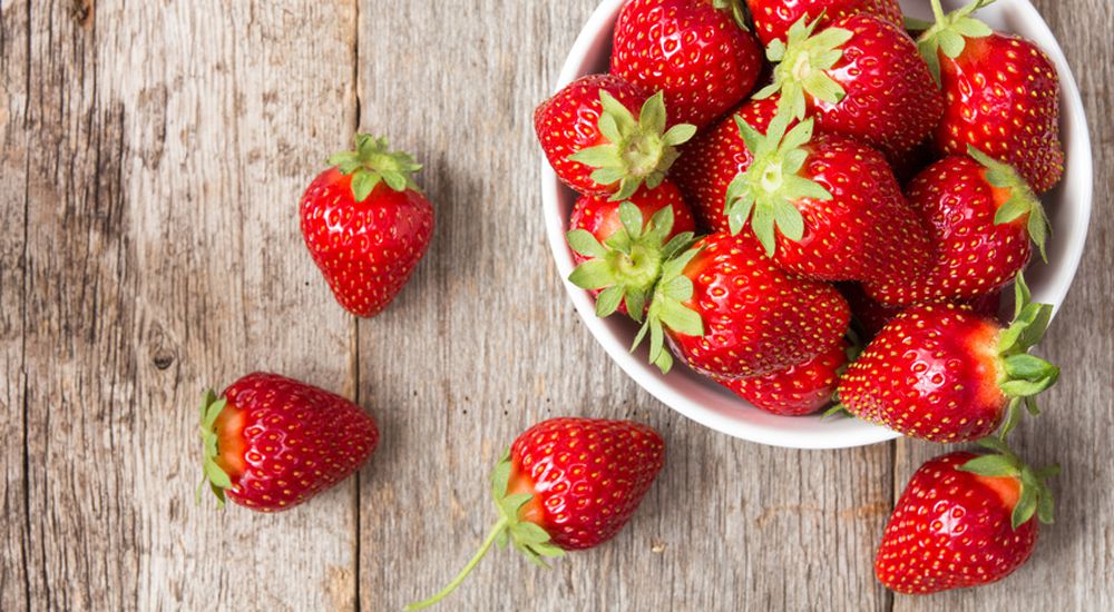 Petite barquette de fraises vue du dessus