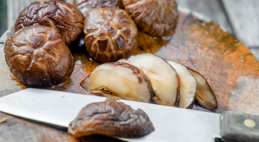 Des champignons shiitaké coupés en lamelles