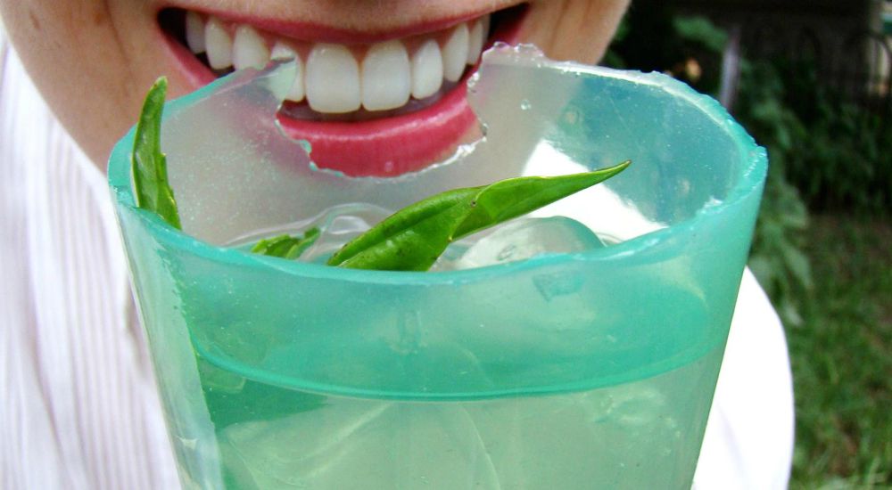 Femme croquant un verre