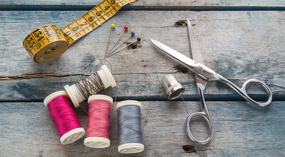 kit de couture comprenant un mètre des bobines de fil des dés à coudre et un paire de ciseaux