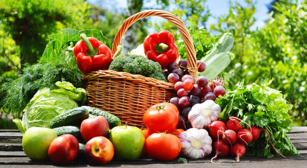 Panier de fruits et légumes en plein air