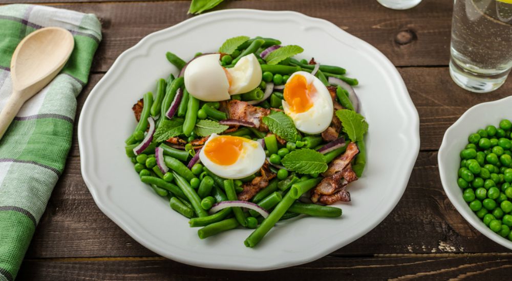 Assiette composés de légumes et oeufs