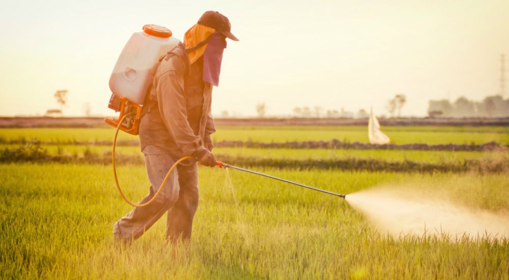 Fermier qui déverse des pesticides