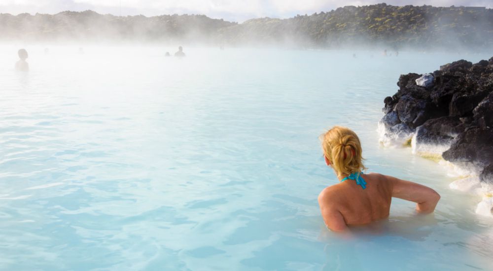 Femme qui se baigne dans un lagon