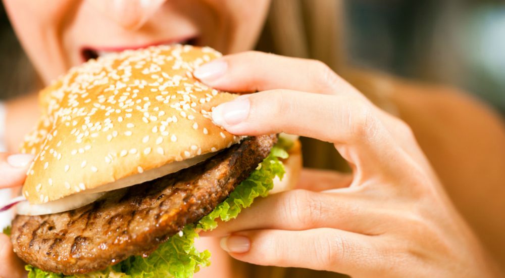 Femme mangeant un hamburger