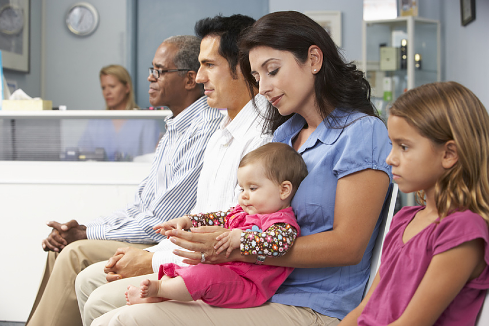 Famille assise dans une salle d'attente