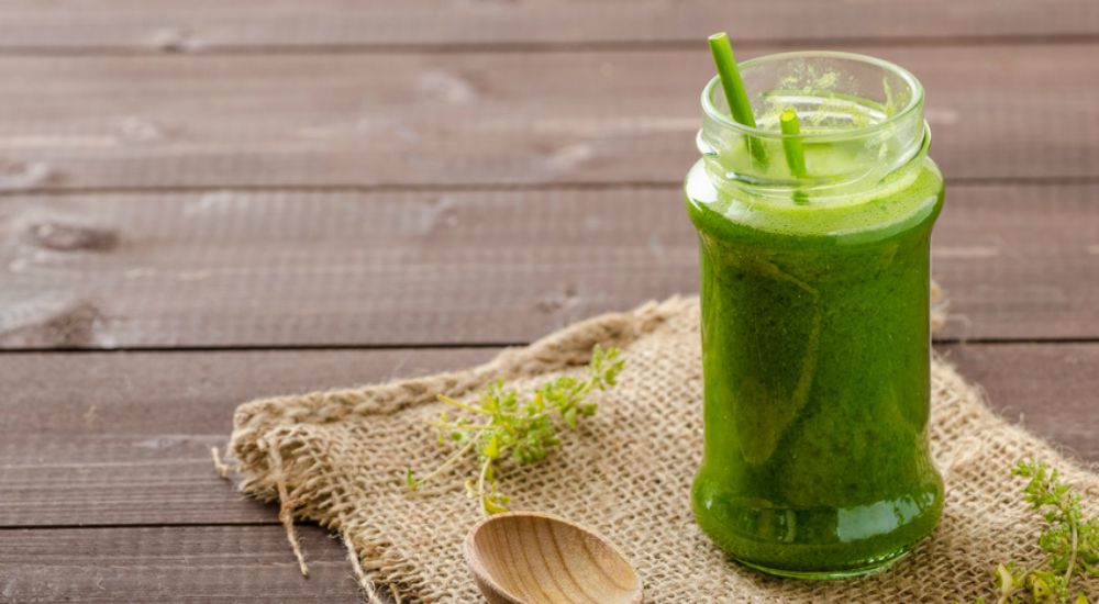 Jus d'herbe posé sur une table en bois