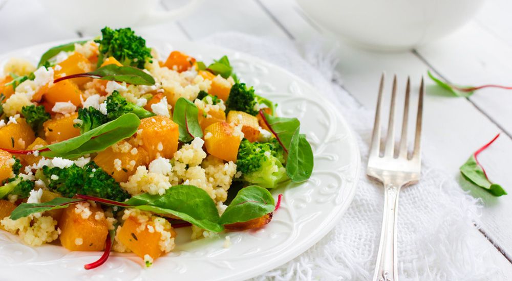 Couscous végétarien dans une assiette blanche