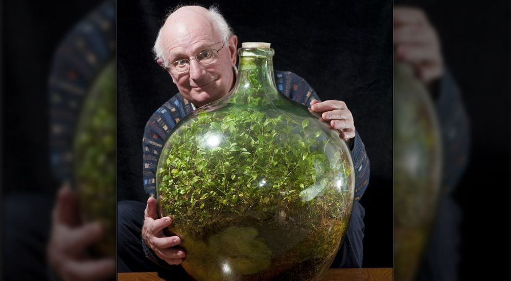 David Latiner avec entre les mains un jardin en verre 