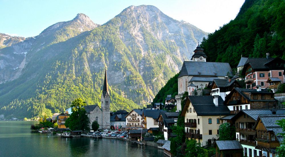 Paysage d'une ville autrichienne au bord d'un lac