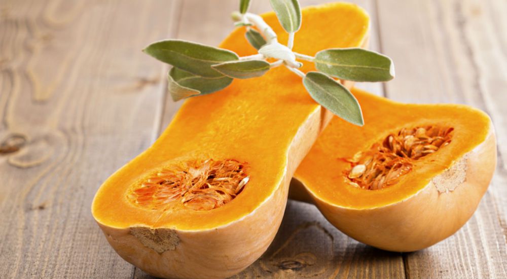 Une courge butternut coupée en deux avec sa peau épaisse