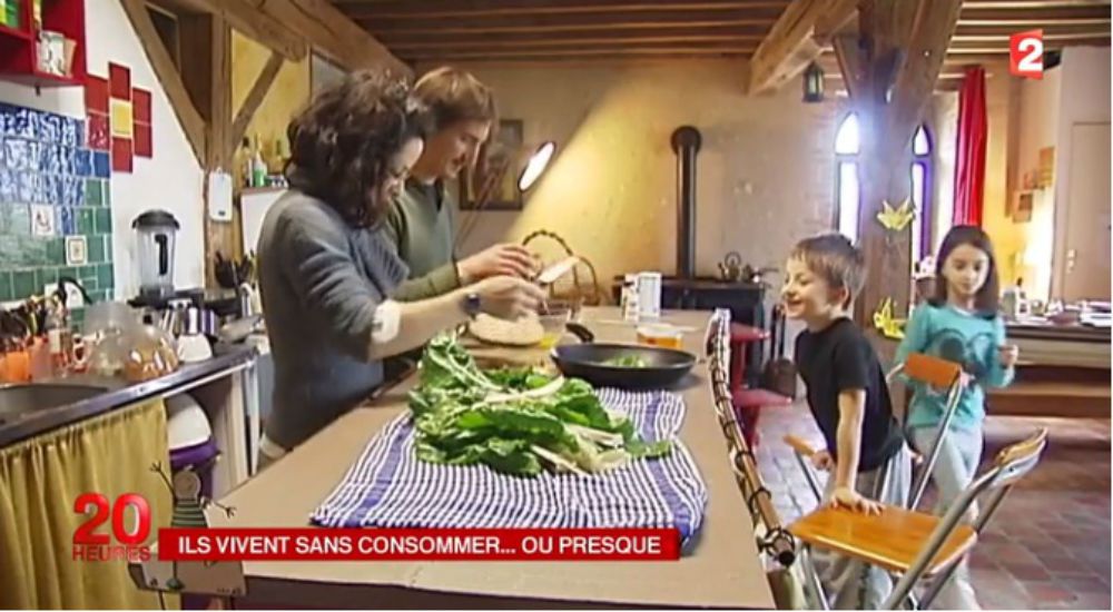 La famille, autour de Didier Hoeffelin, à table, devant leurs légumes du jardin.