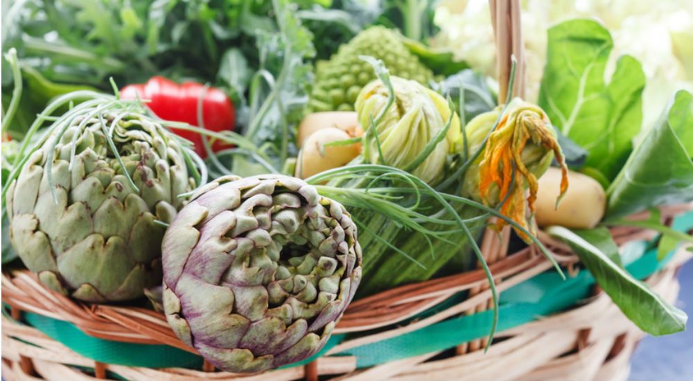 Un panier de légumes verts.