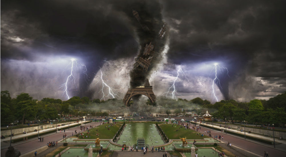 Image de synthèse de la Tour Eiffel sous les cyclones et les éclairs