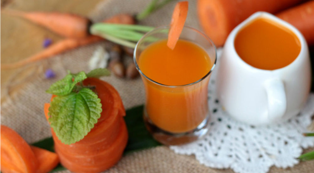 carottes entière et en morceaux. jus de carotte