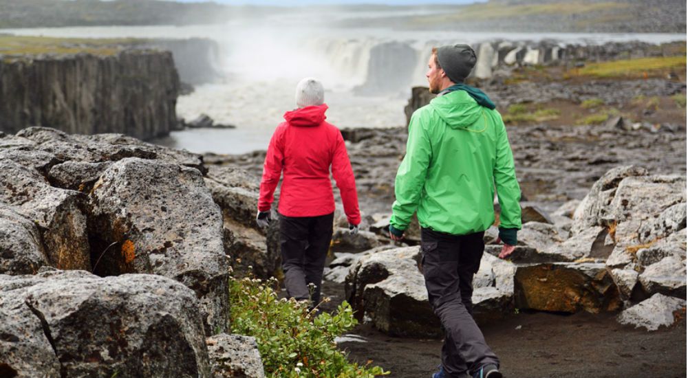 Des promeneurs en plaine nature avec des vestes bien flashy.