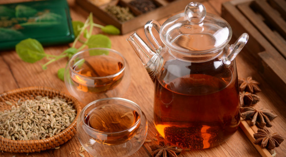 Tasse De Tisane Et De Plantes Séchées, Table En Bois. Tasses En