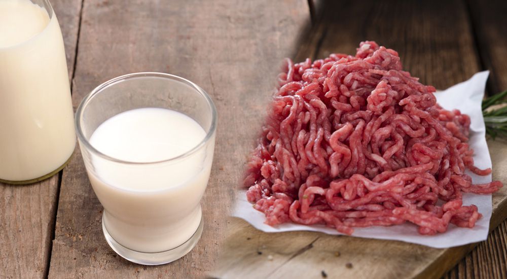 Verre de lait posé sur une table et viande hachée