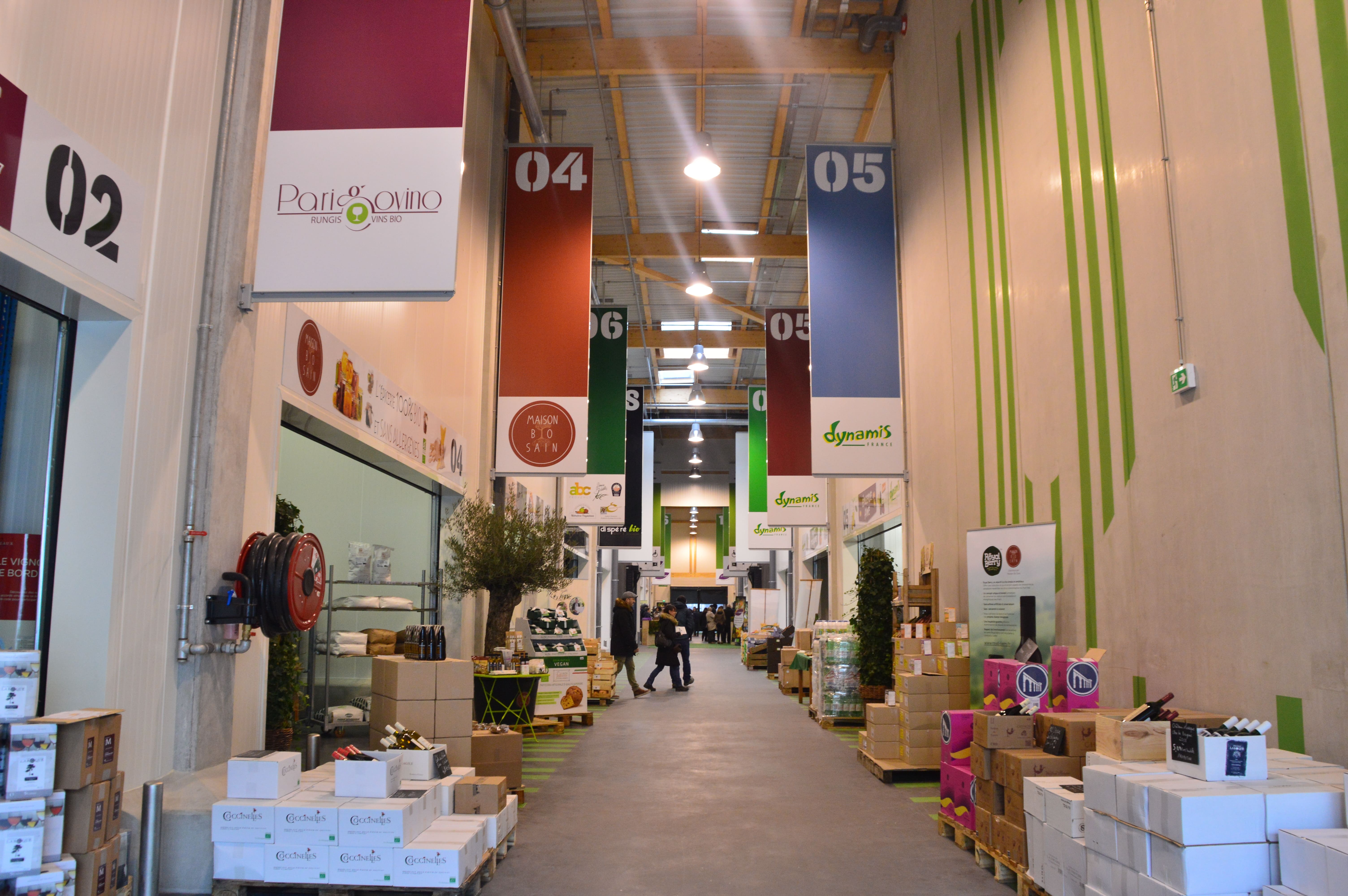 stands dans la halle bio du marché de Rungis